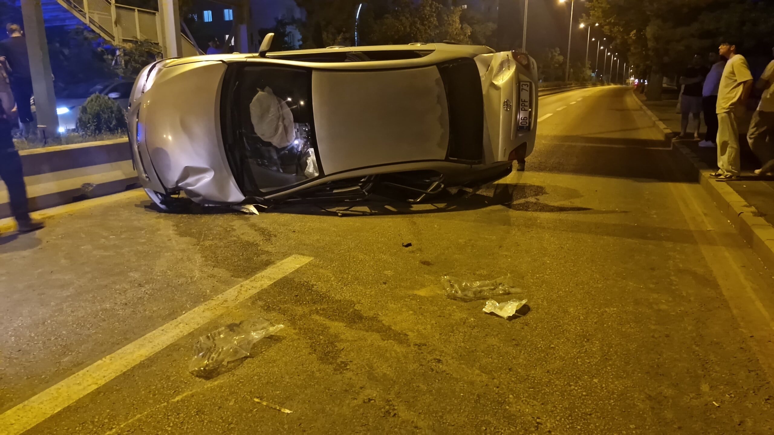 Kırıkkale'de Kontrolden Çıkan Otomobil Üst Geçide Çarparak Hurdaya Döndü: 3 Yaralı 3 IMG 20250824 WA0028 scaled