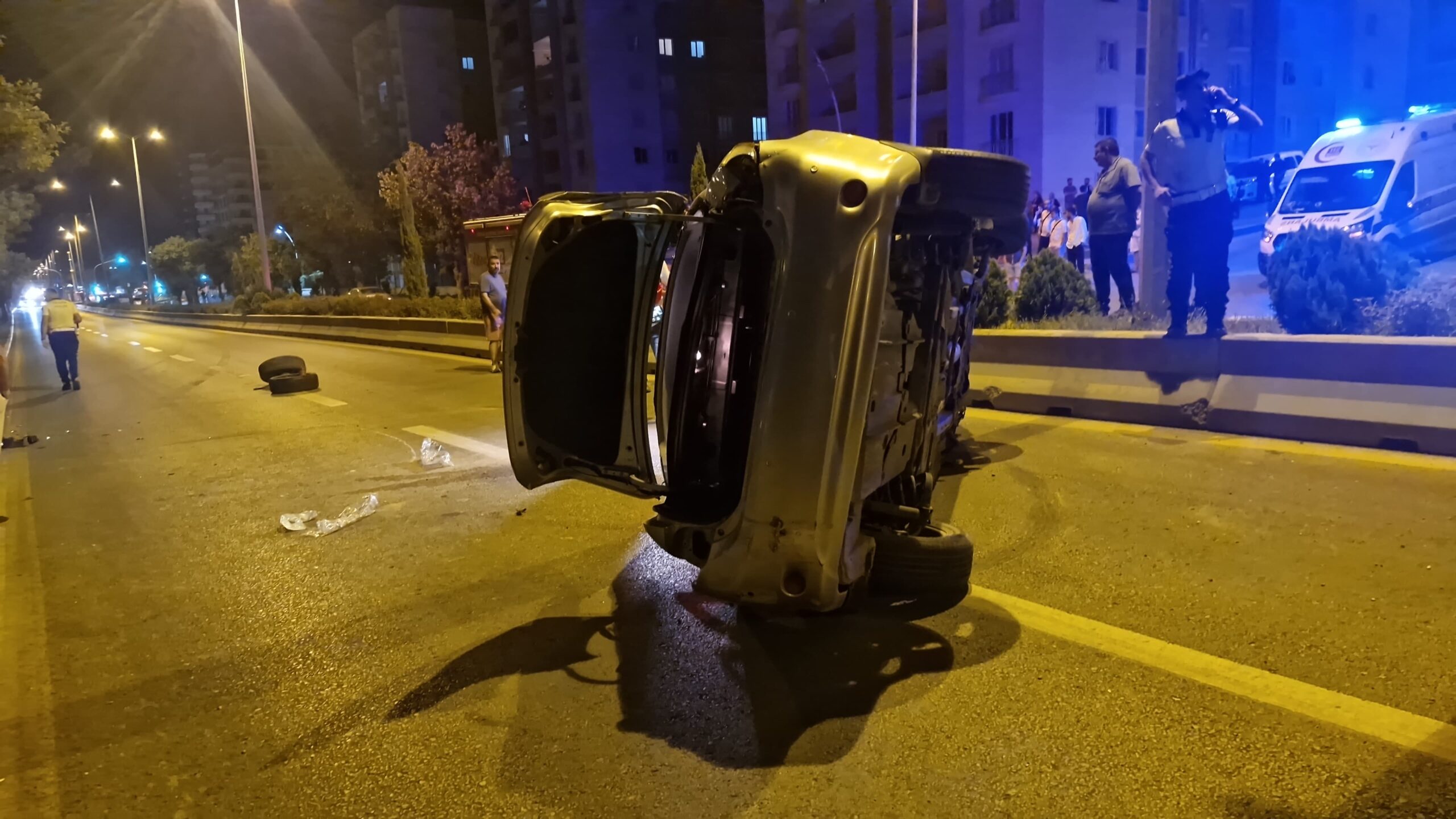 Kırıkkale'de Kontrolden Çıkan Otomobil Üst Geçide Çarparak Hurdaya Döndü: 3 Yaralı 4 IMG 20250824 WA0031 scaled