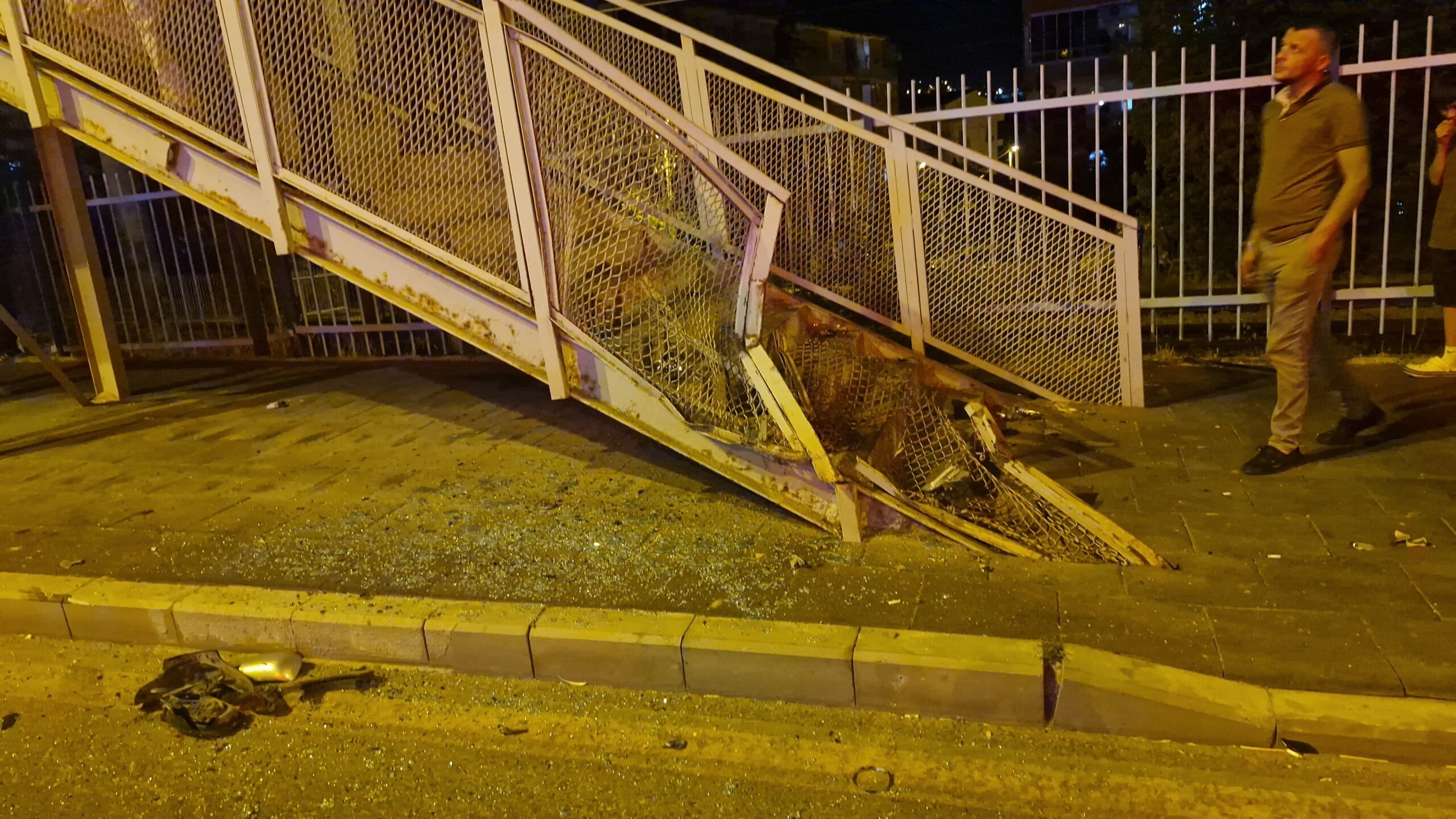 Kırıkkale'de Kontrolden Çıkan Otomobil Üst Geçide Çarparak Hurdaya Döndü: 3 Yaralı 5 IMG 20250824 WA0043 scaled