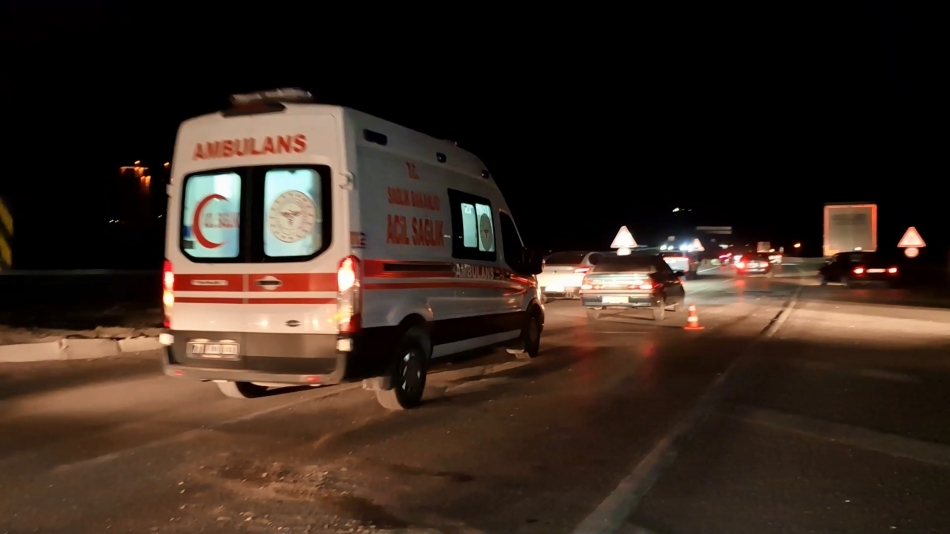 Kırıkkale'de Gece Korkutan Trafik Kazası: Tırla Otomobil Çarpıştı: 6 Yaralı 3 1756696592 kirikkale trafik kazasi01.mp4 snapshot 01.11.797