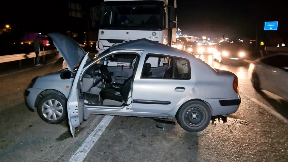 Kırıkkale'de Gece Korkutan Trafik Kazası: Tırla Otomobil Çarpıştı: 6 Yaralı 2 1756696710 kirikkale trafik kazasi01.mp4 snapshot 00.08.945