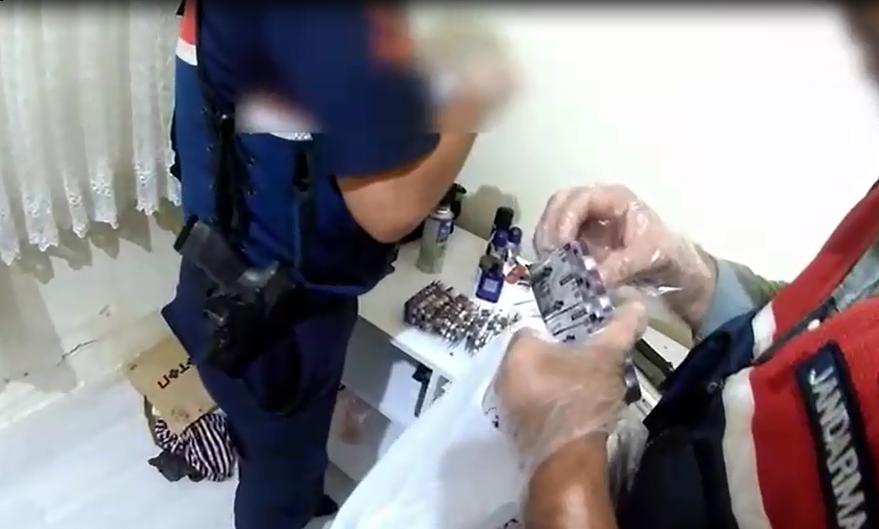 Kırıkkale'de Yorganın İçine Gizlenmiş Uyuşturucu Haplarla Yakalanan Şüpheli Tutuklandı 2 1757094552 04