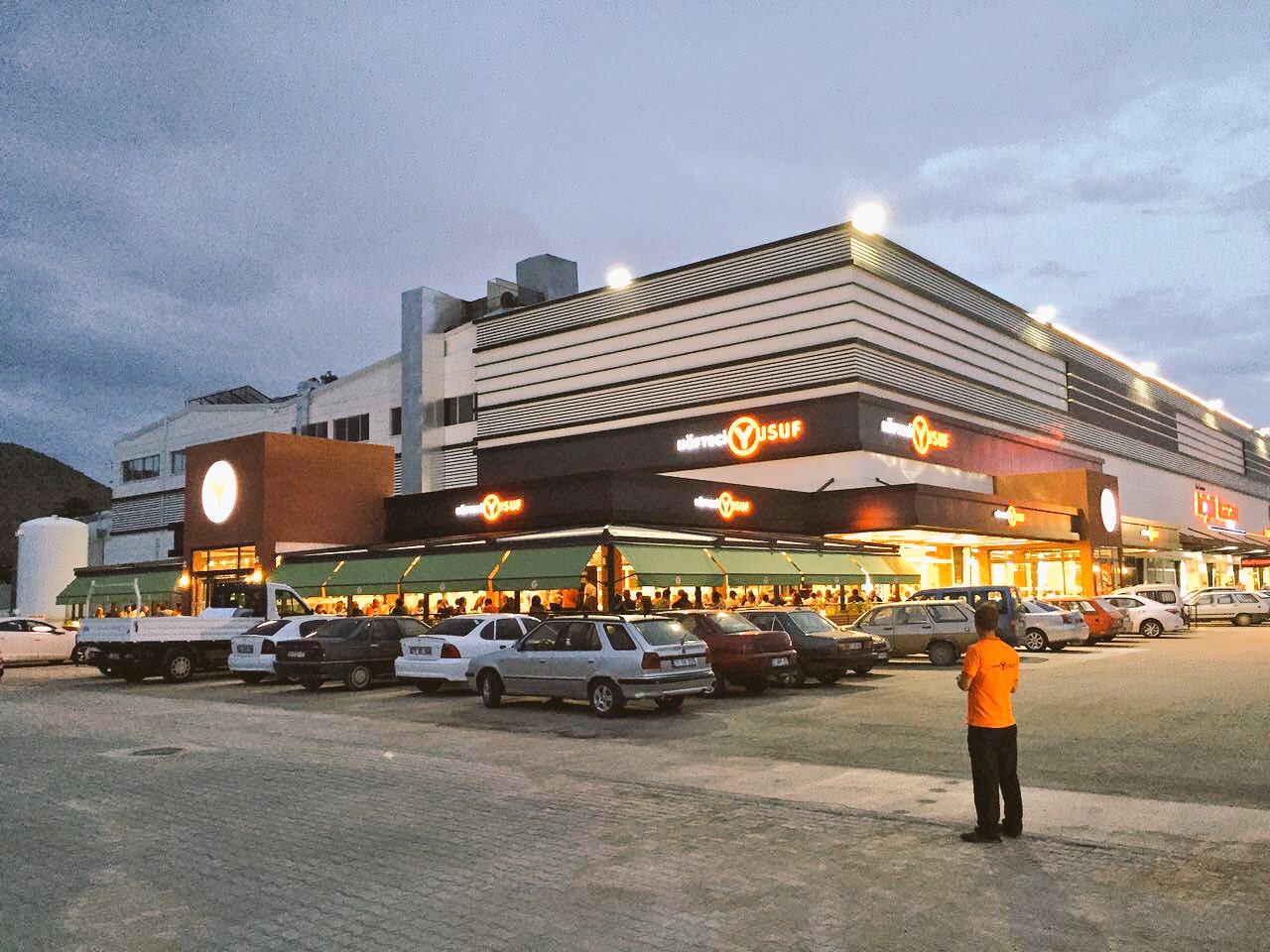 Kırıkkale'de de Şubesi Bulunan Köfteci Yusuf'tan 'Evcil Hayvan Girişi Yasak' Kararı 2 20250904 161258