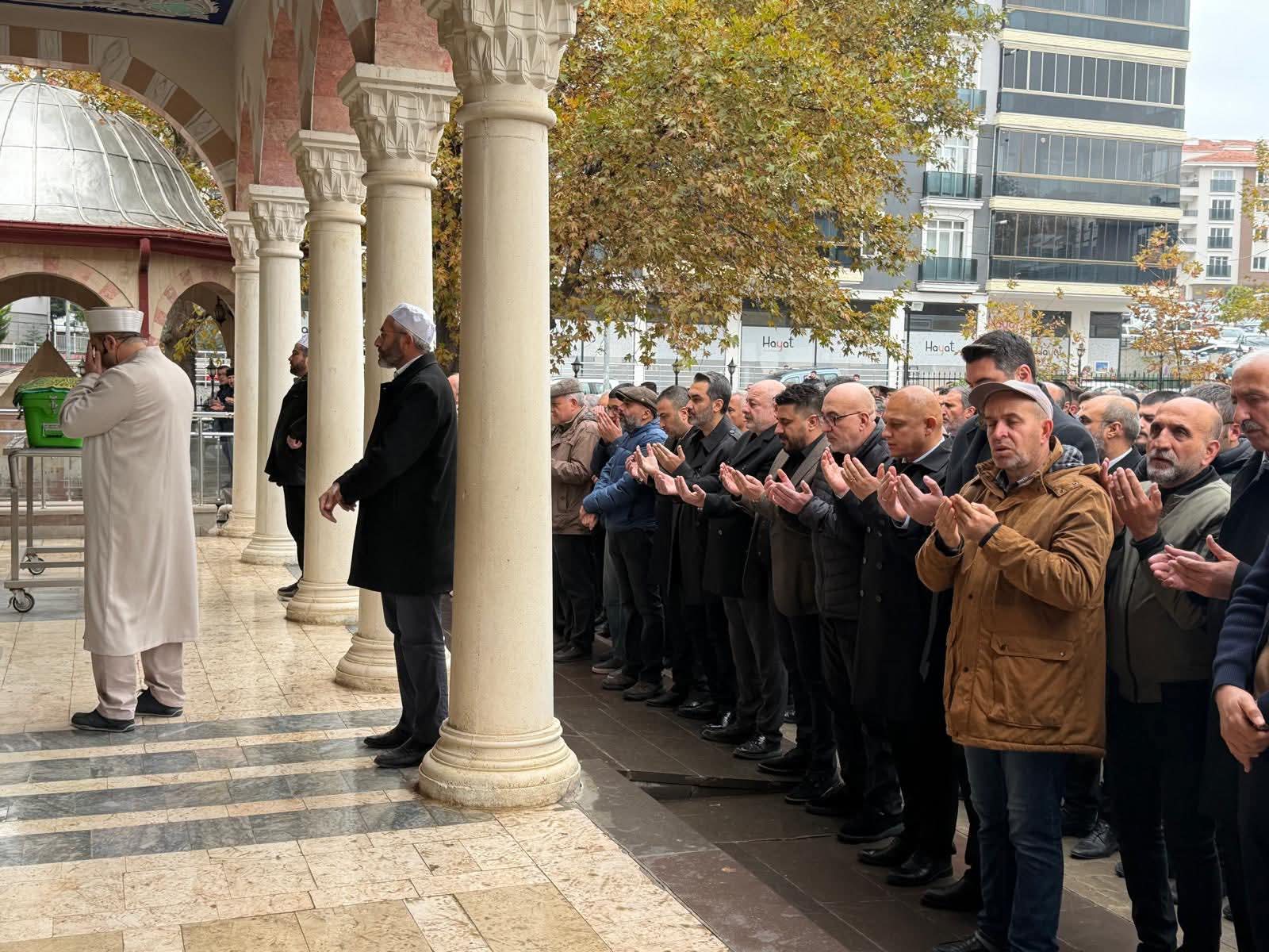 Kırıkkale'li Sevilen Esnaf Emrah Kavlak Son Yolculuğuna Uğurlandı 1 FB IMG 1763982600820