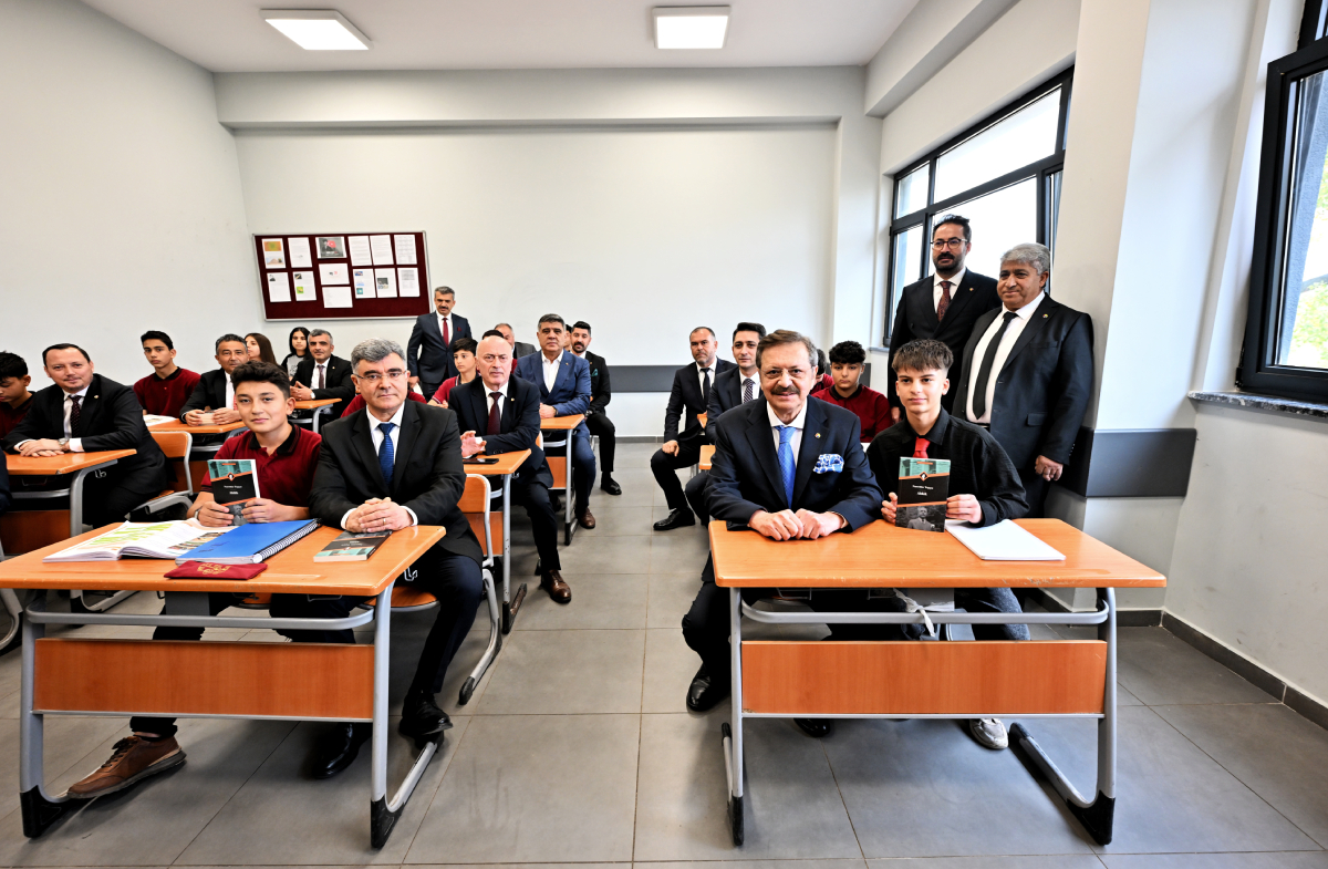 Kırıkkale'de TOBB Mesleki ve Teknik Anadolu Lisesi Açıldı: Öğrenciler TOGG Fabrikasını Ziyaret Etmek İstiyor 3 rifat hisarciklioglu kirikkale tobb lisesi 3