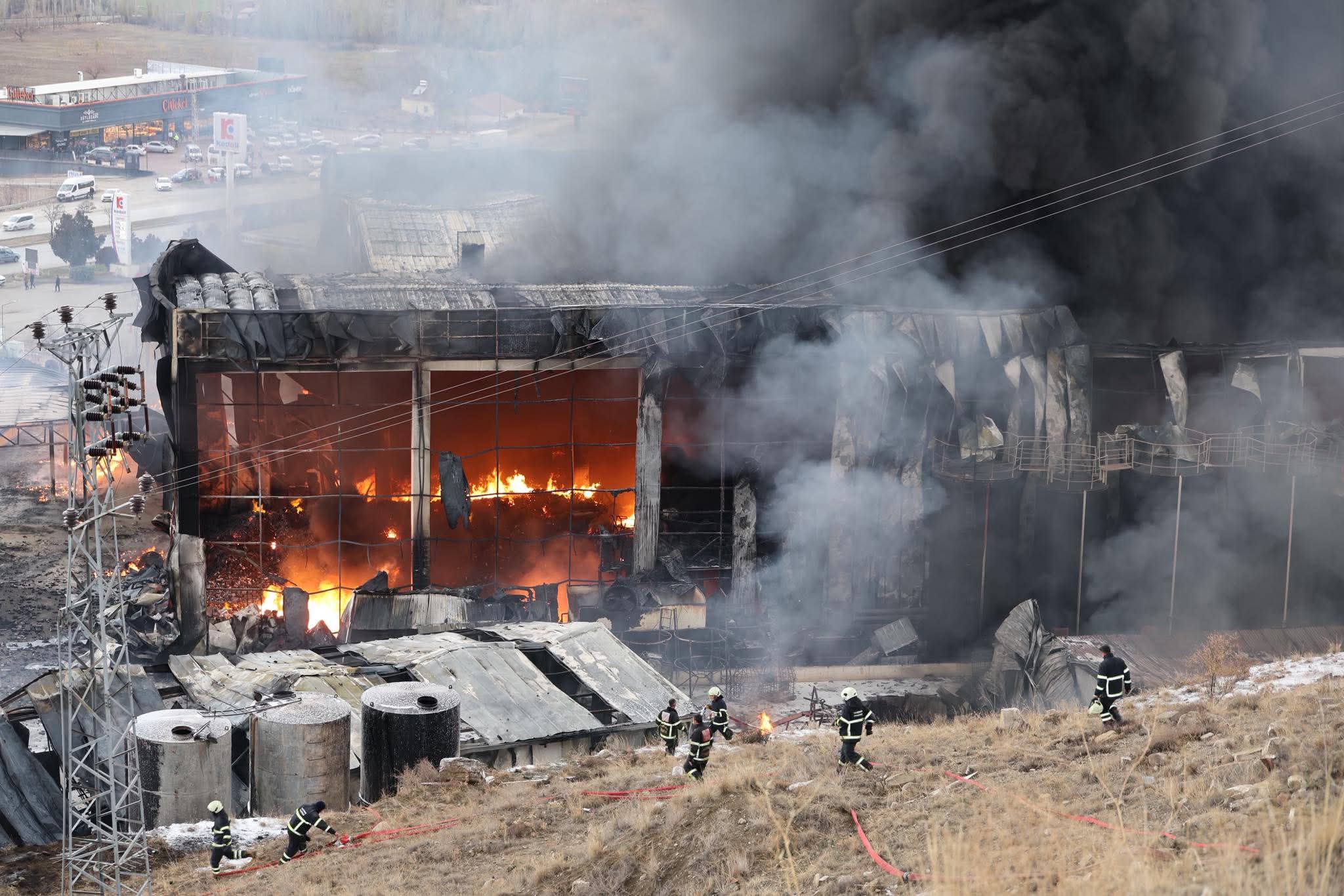 Geçmiş Olsun Kırıkkale! OSB'de İki Ayrı Yangın Meydana Geldi Dumanlar Gökyüzünü Kapladı 1 FB IMG 1765375506841