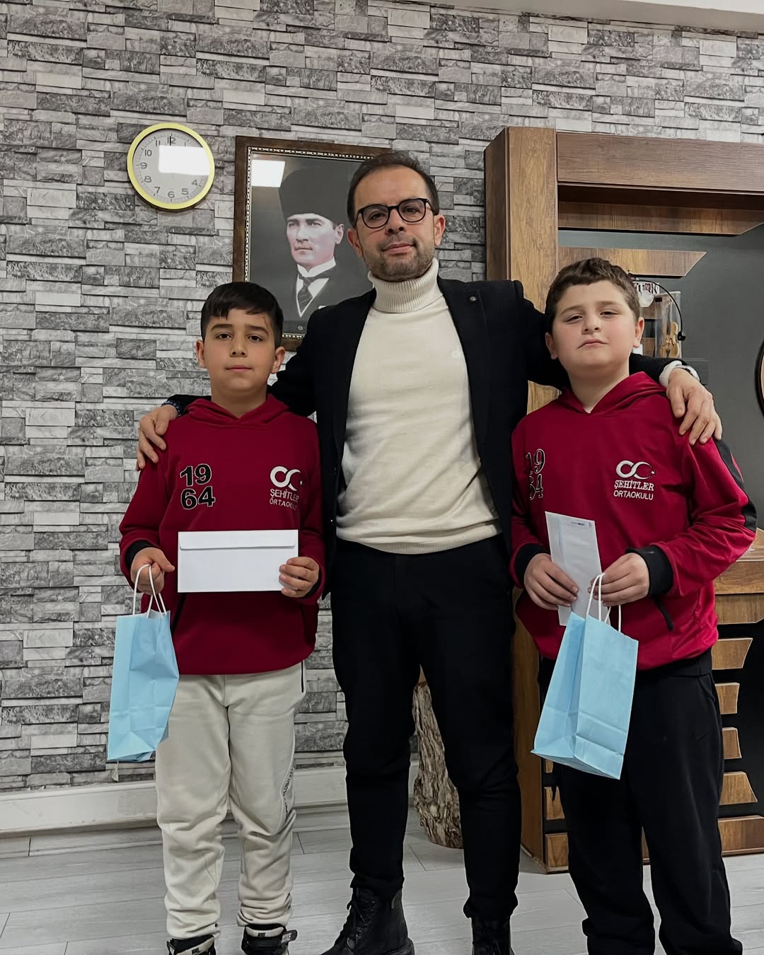 Ogrencilerimiz 5 D Tugra Berk Dogan 6 B Nazmi Odemis yolda bulduklari cuzdan ve icindeki yuklu