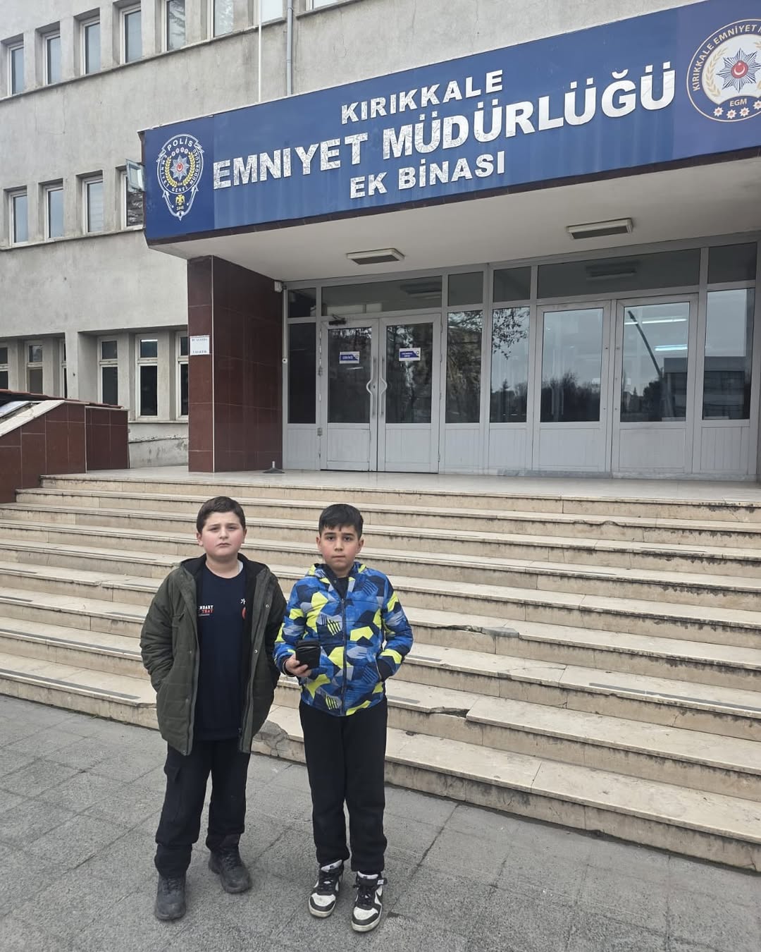 Ogrencilerimiz 5 D Tugra Berk Dogan 6 B Nazmi Odemis yolda bulduklari cuzdan ve icindeki yuklu 1