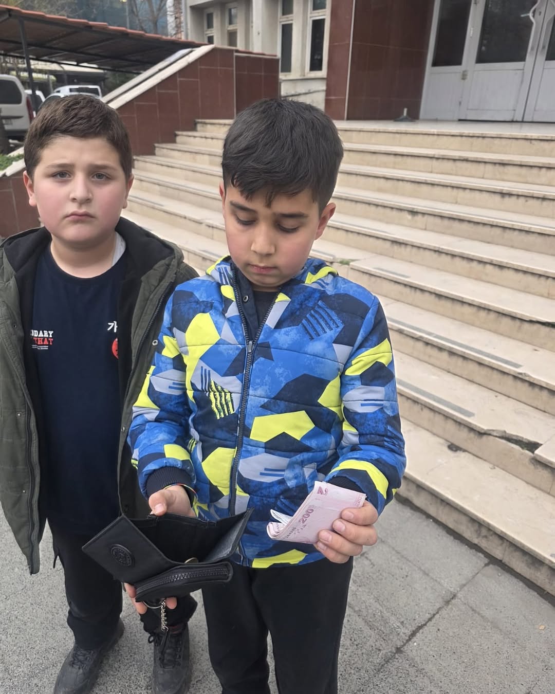 Ogrencilerimiz 5 D Tugra Berk Dogan 6 B Nazmi Odemis yolda bulduklari cuzdan ve icindeki yuklu 2