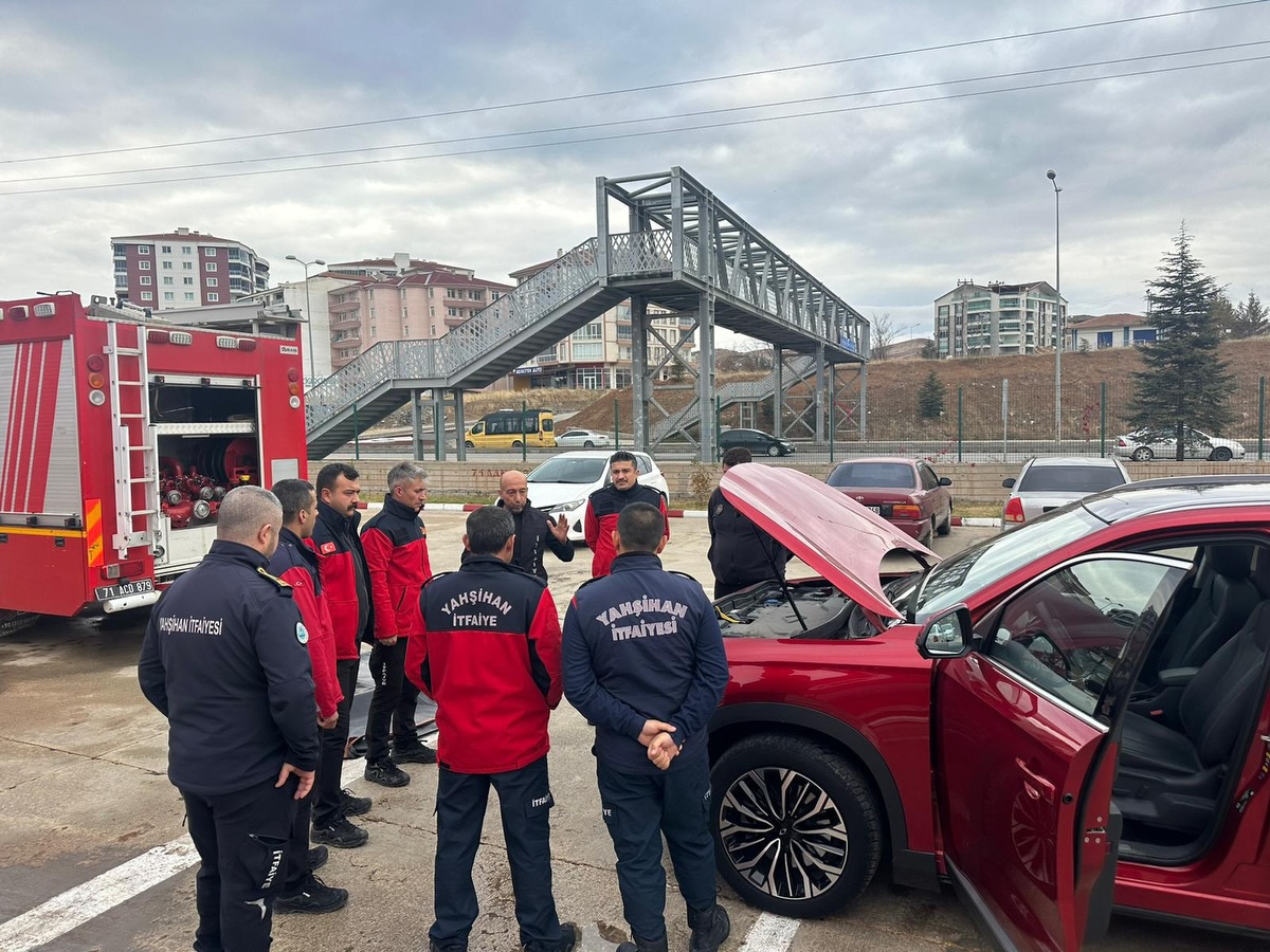 Kırıkkale ve Yahşihan İtfaiyesinden Elektrikli Araç Yangınlarına Yönelik Ortak Eğitim 2 yahsihan itfaiye elektrik arac 2