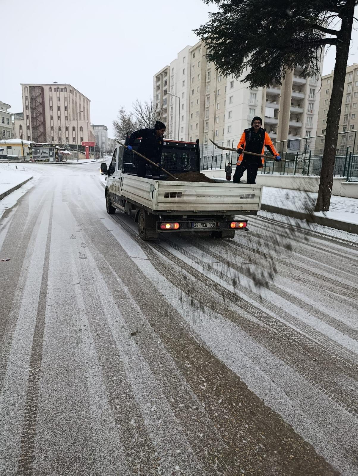 Kırıkkale Belediyesi Kar Mesaisinde: Ekipler 7/24 Sahada 9 608166659 1346693507499973 6363386307858593963 n