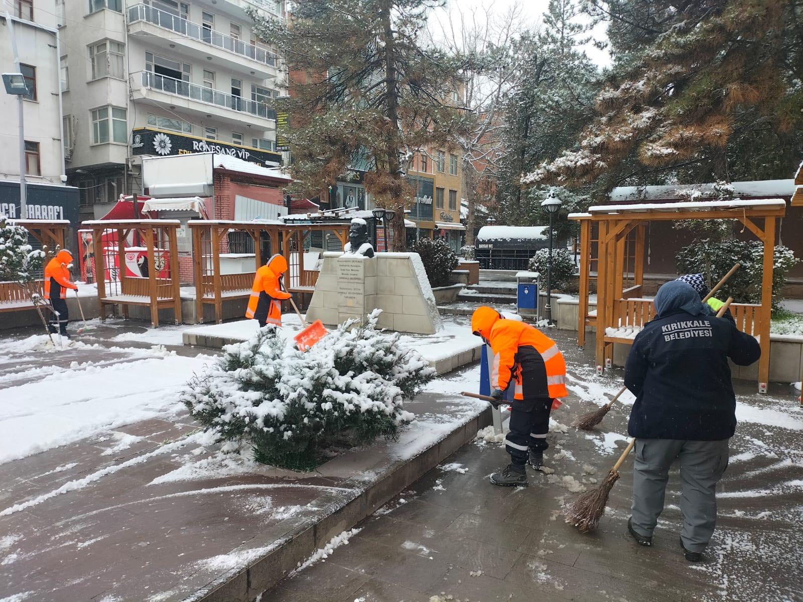 Kırıkkale Belediyesi Kar Mesaisinde: Ekipler 7/24 Sahada 7 608240385 1346693630833294 3929550510450423159 n