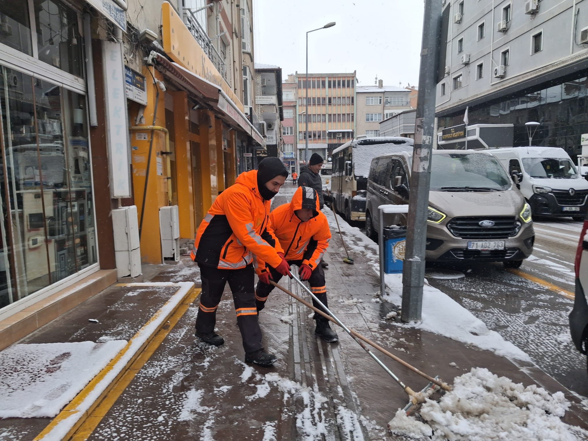 Kırıkkale Belediyesi Kar Mesaisinde: Ekipler 7/24 Sahada 5 608240388 1346693704166620 243935295706286765 n