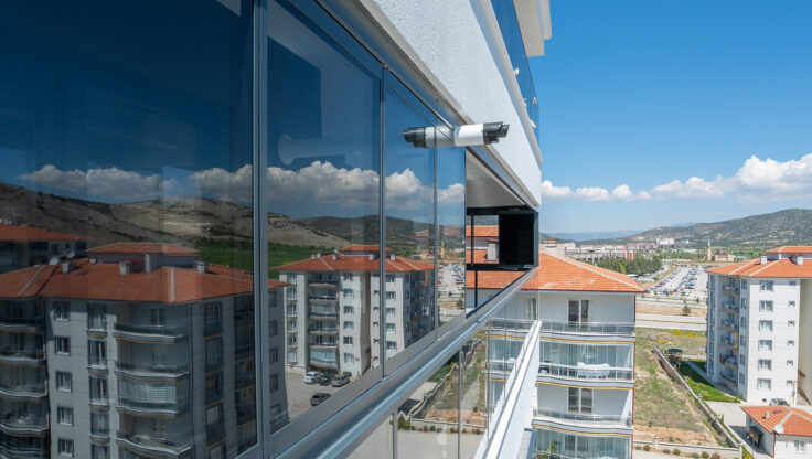 Giyotin, Katlanır, Sürgülü: Antalya İklimine En Uygun Cam Balkon Sistemi Hangisi?