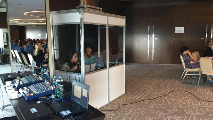 Simultane Tercüme Sistemleri Bir Konferans Salonunda Adım Adım Nasıl Kurulur?