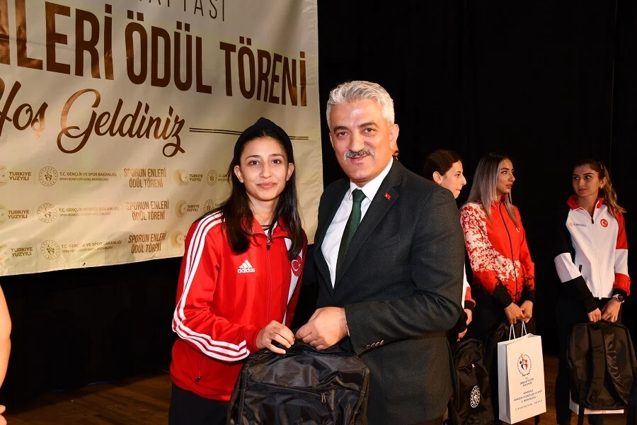 kirikkale-sporun-enleri-odul-toreni-duzenlendi-4 Kırıkkale'de 'Sporun Enleri Ödül Töreni' Düzenlendi