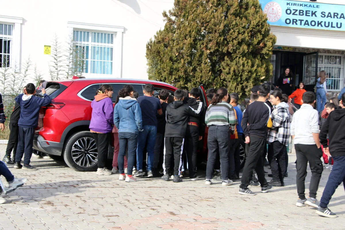 kirikkale-togg-yerli-mali-surpriz-3-1 Kırıkkale'de Yerli Malı Haftasında Öğrencilere TOGG Sürprizi