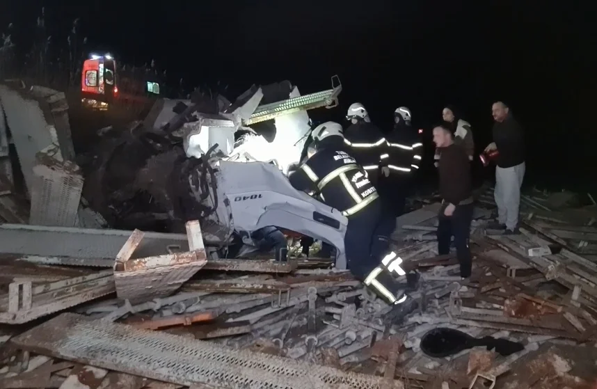 kirikkale-demir-yuklu-tir-devrildi-kaza-2 Kırıkkale'de Feci Trafik Kazası; Demir Yüklü Tır, Köprüden Uçtu 3 Kişi Yaralandı