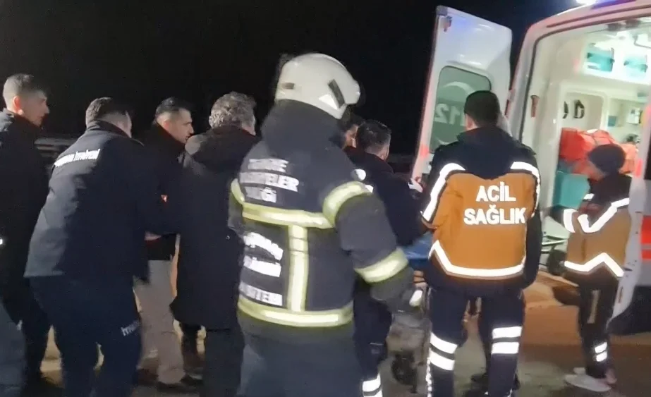 kirikkale-demir-yuklu-tir-devrildi-kaza-8 Kırıkkale'de Feci Trafik Kazası; Demir Yüklü Tır, Köprüden Uçtu 3 Kişi Yaralandı