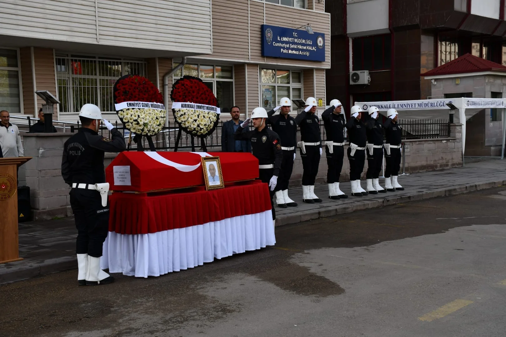 kirikkale-kalp-krizi-vefat-eden-polis-memuru-cenaze-toreni-2 Kırıkkale'de Kalp Krizi Sonucu Vefat Eden Polis Memuru Son Yolculuğuna Uğurlandı